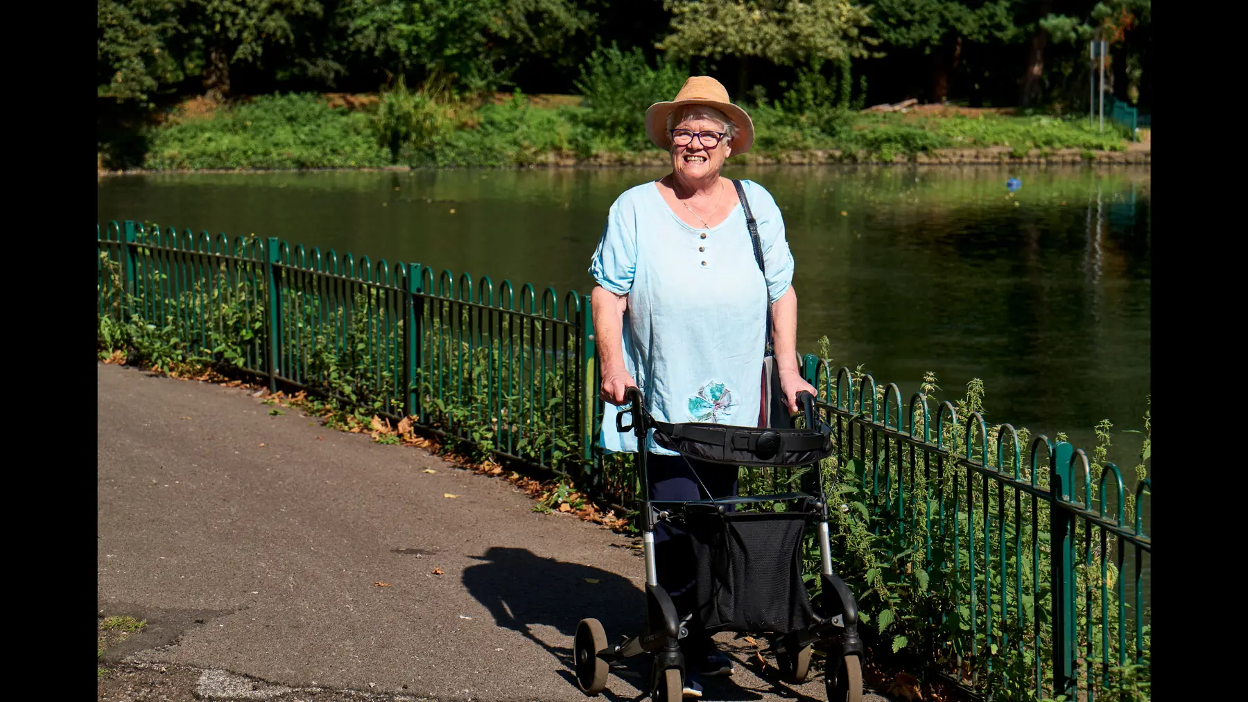 Personne âgée marchant au bord de l'eau avec un déambulateur