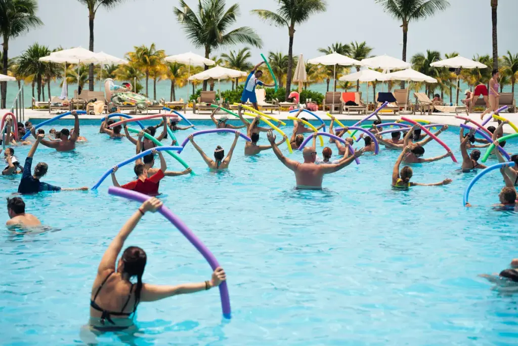 Cours d'aquagym en piscine extérieure