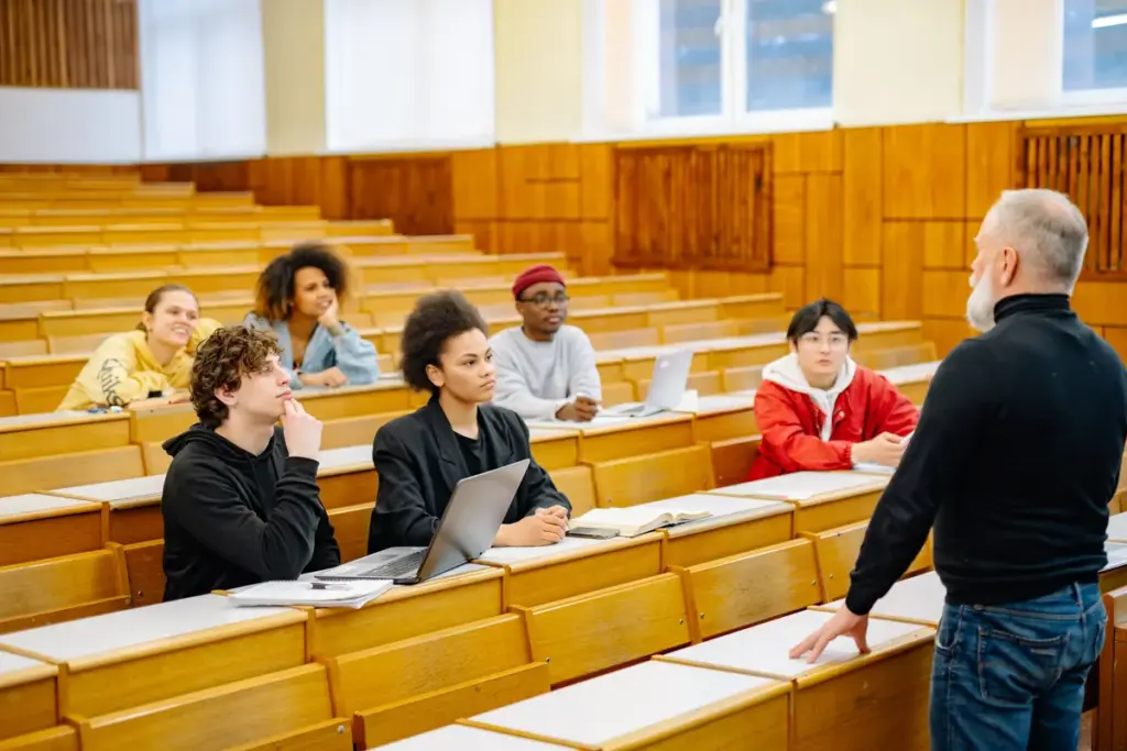 Amphithéâtre universitaire pendant un cours