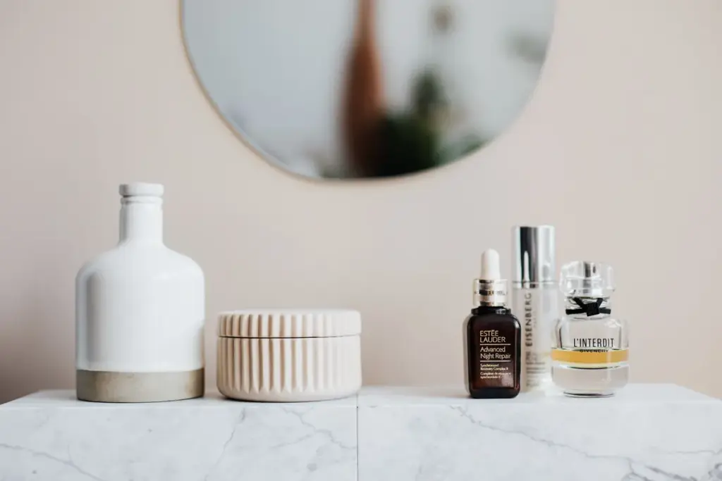 Produits de soin posés sur une étagère de salle de bain
