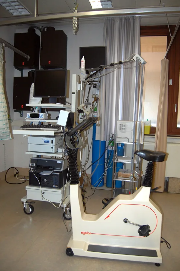 Vélo ergométrique et appareil d'analyse respiratoire dans un laboratoire